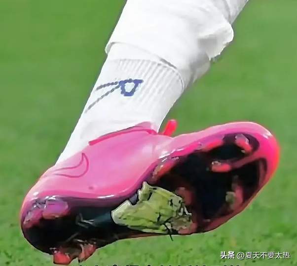 伊朗球星“补丁战靴”引热议，LOL赛场是否也该重视装备细节？